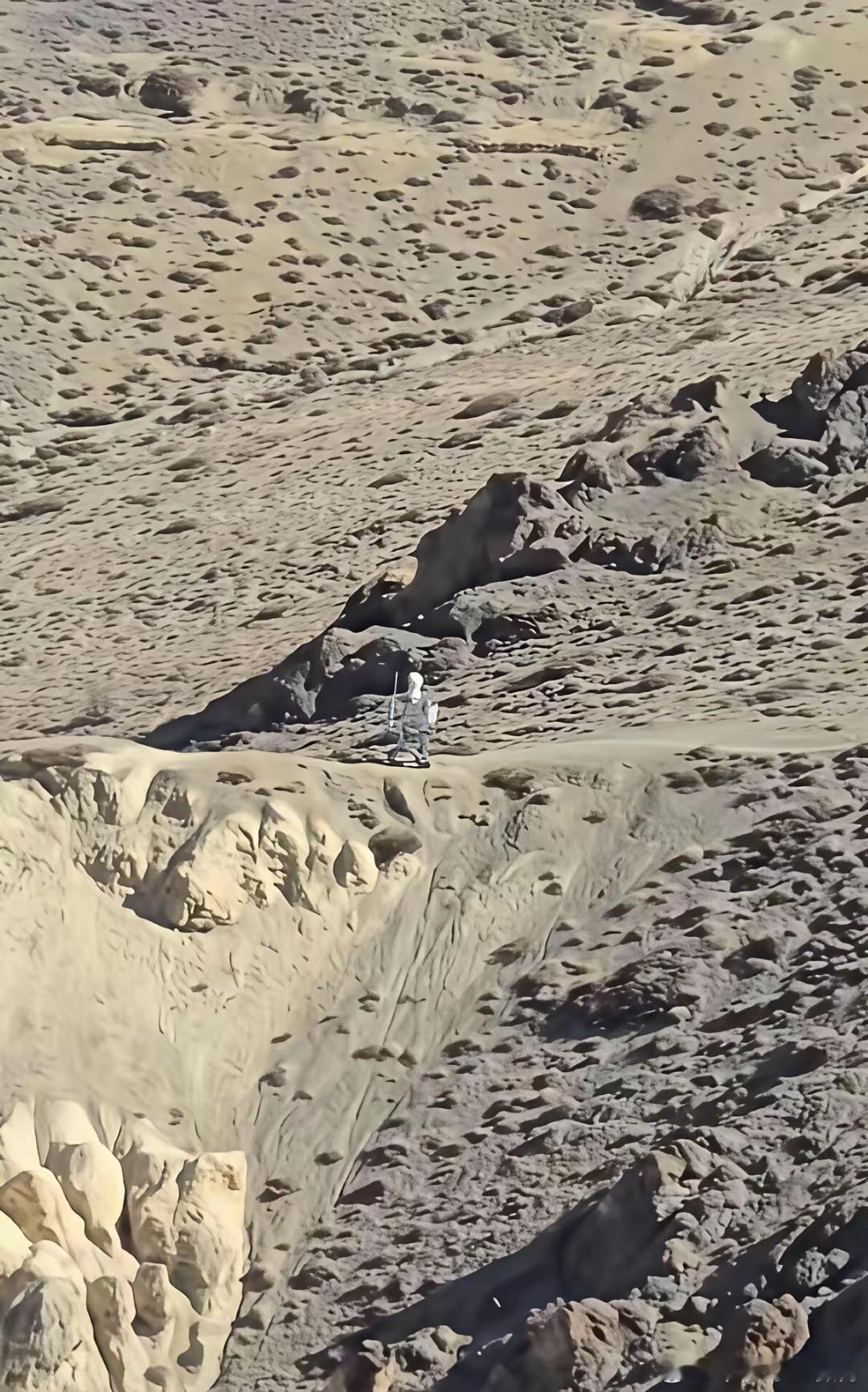 中印边境，三哥拍摄到了中国一侧有一个机器人在站岗，可能是远程监视的设备，这种机器