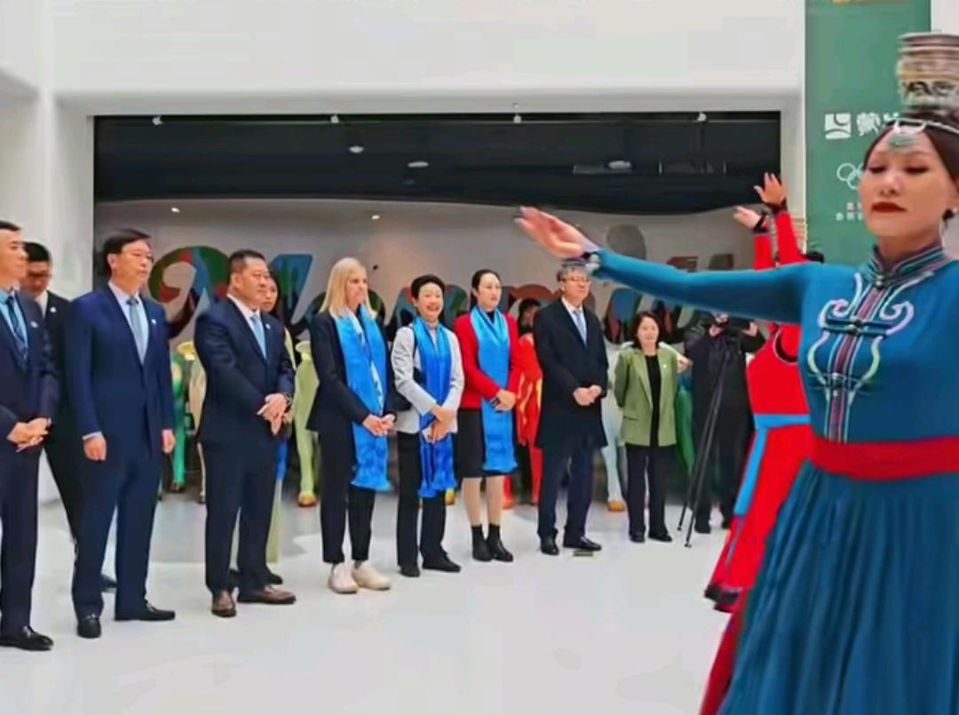 11月11日，国际奥委会主席考文垂来到了内蒙，受到了热情接待和欢迎，观看了蒙古舞