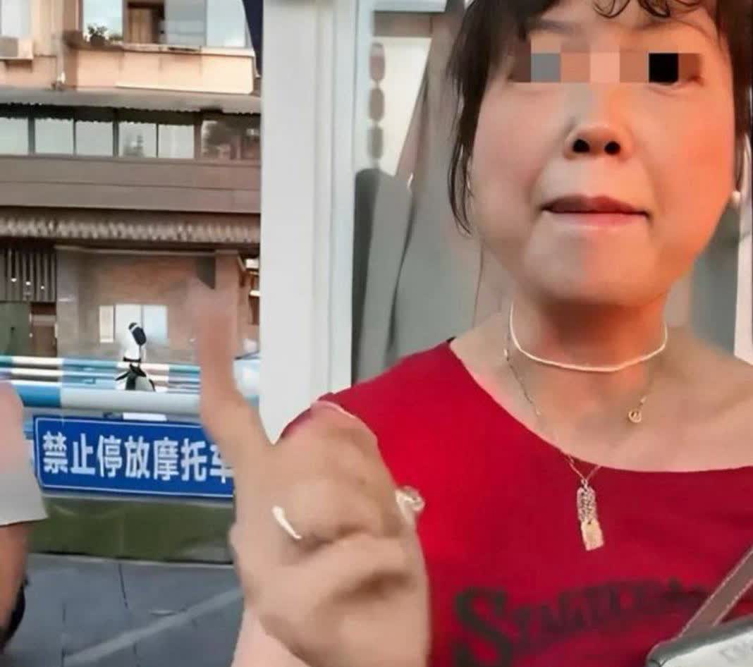 红衣女子在派出所拍桌子时，朱先生的手机正开着录像。她万万没料到，