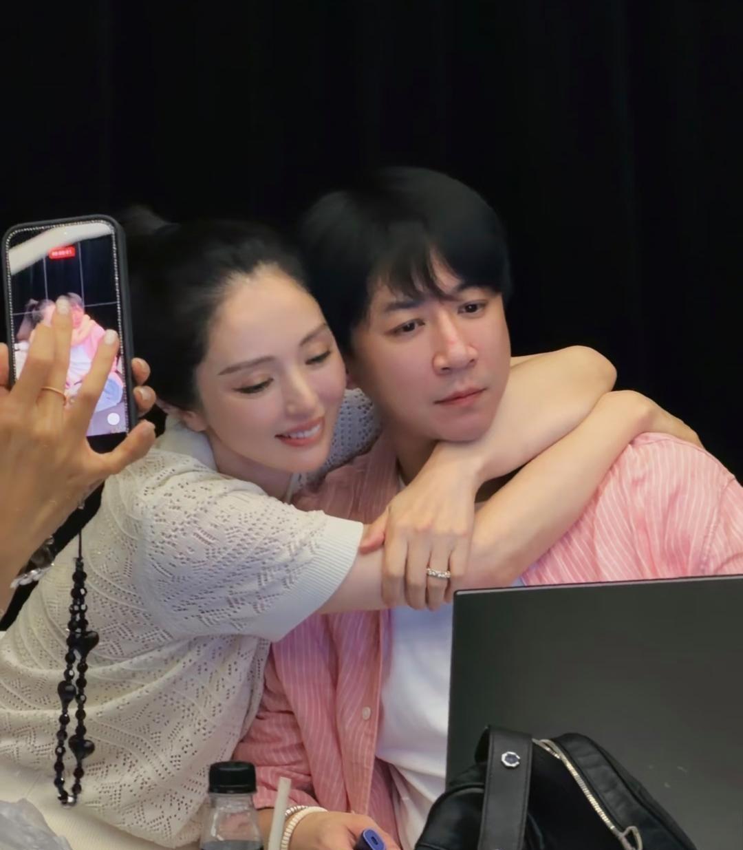 董璇：别动，来，合一个。你刚才台上那场哭戏，我坐底下差点没绷住。张维伊：绷住