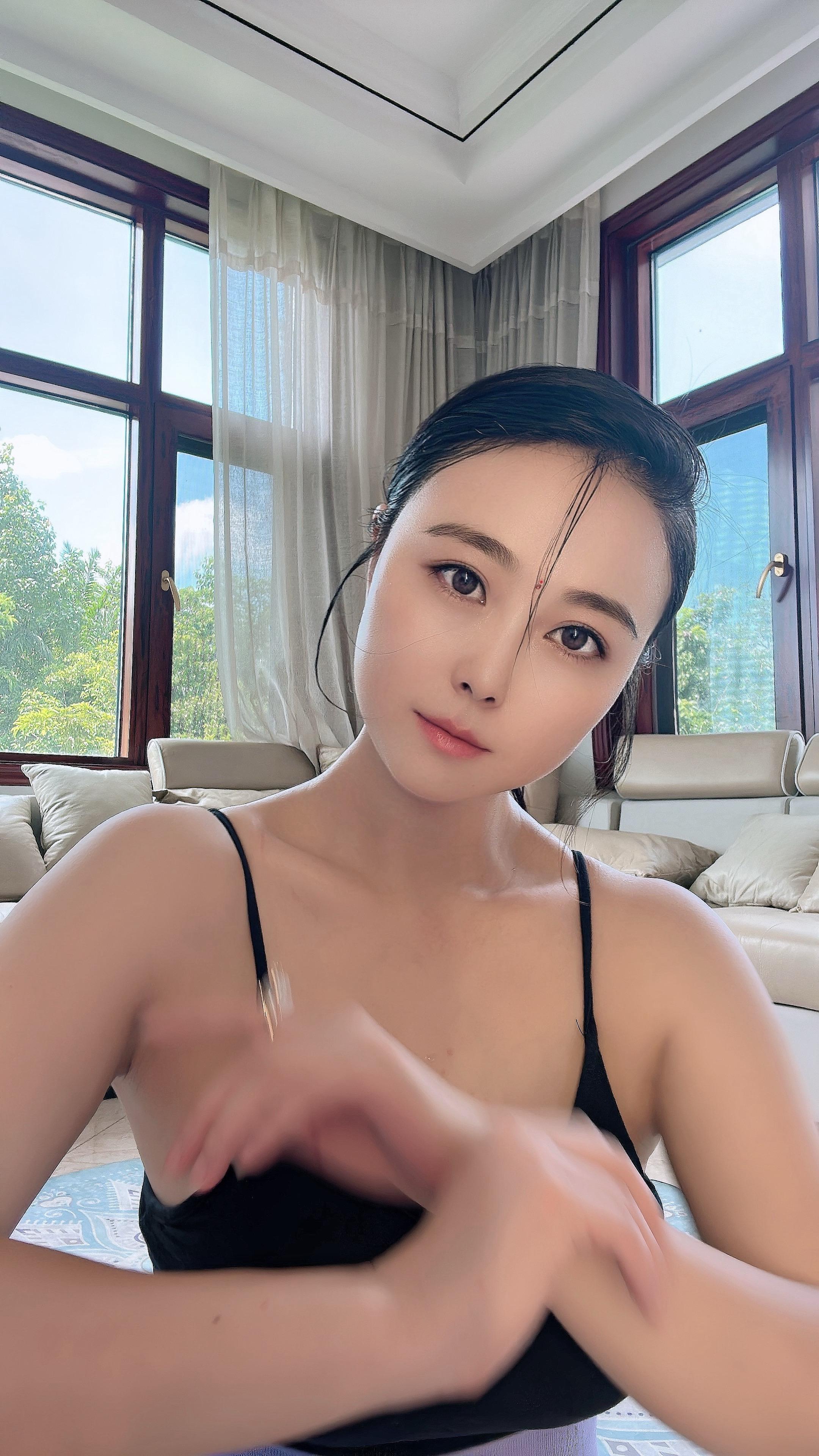 随时随地瑜伽记录每一瞬间。  居家锻炼养成规律好习惯｜随时随地瑜伽简影