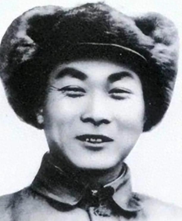 1947年，四野师长娶了老战友的遗孀带一子一女，新婚之夜，师长说把孩子们的姓