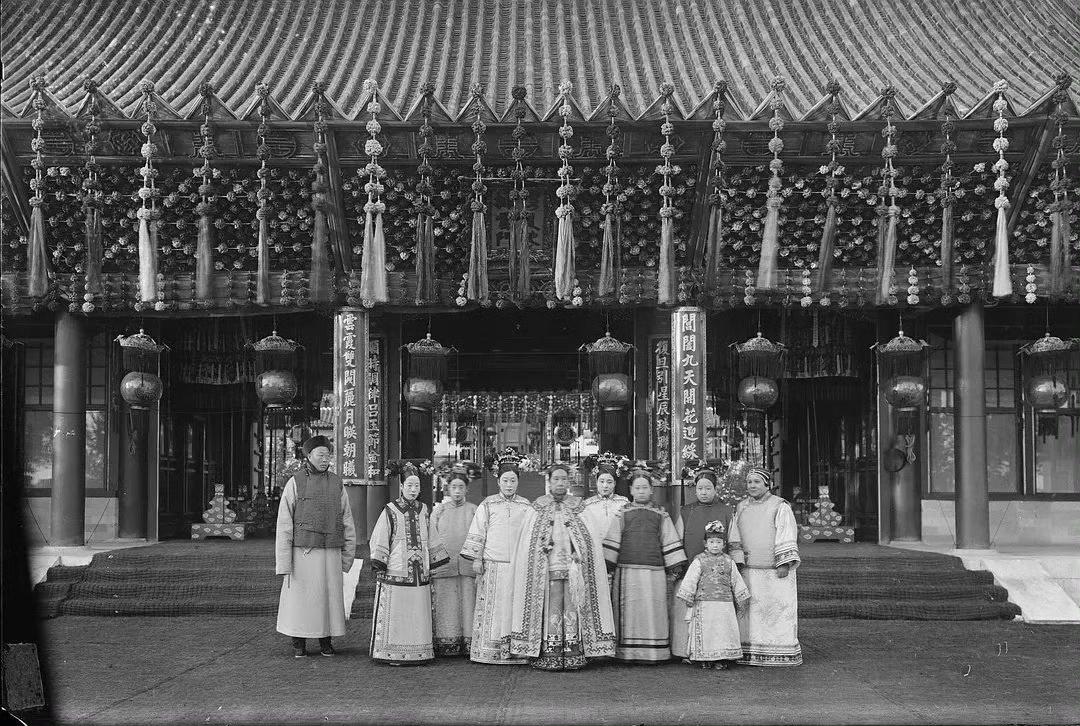 1903年，慈禧太后等人在颐和园排云门前合影。