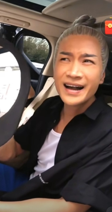 何晟铭镜子反击代拍！这招简直内娱教科书级别～何晟铭这波操作太绝了！面对代拍和私生