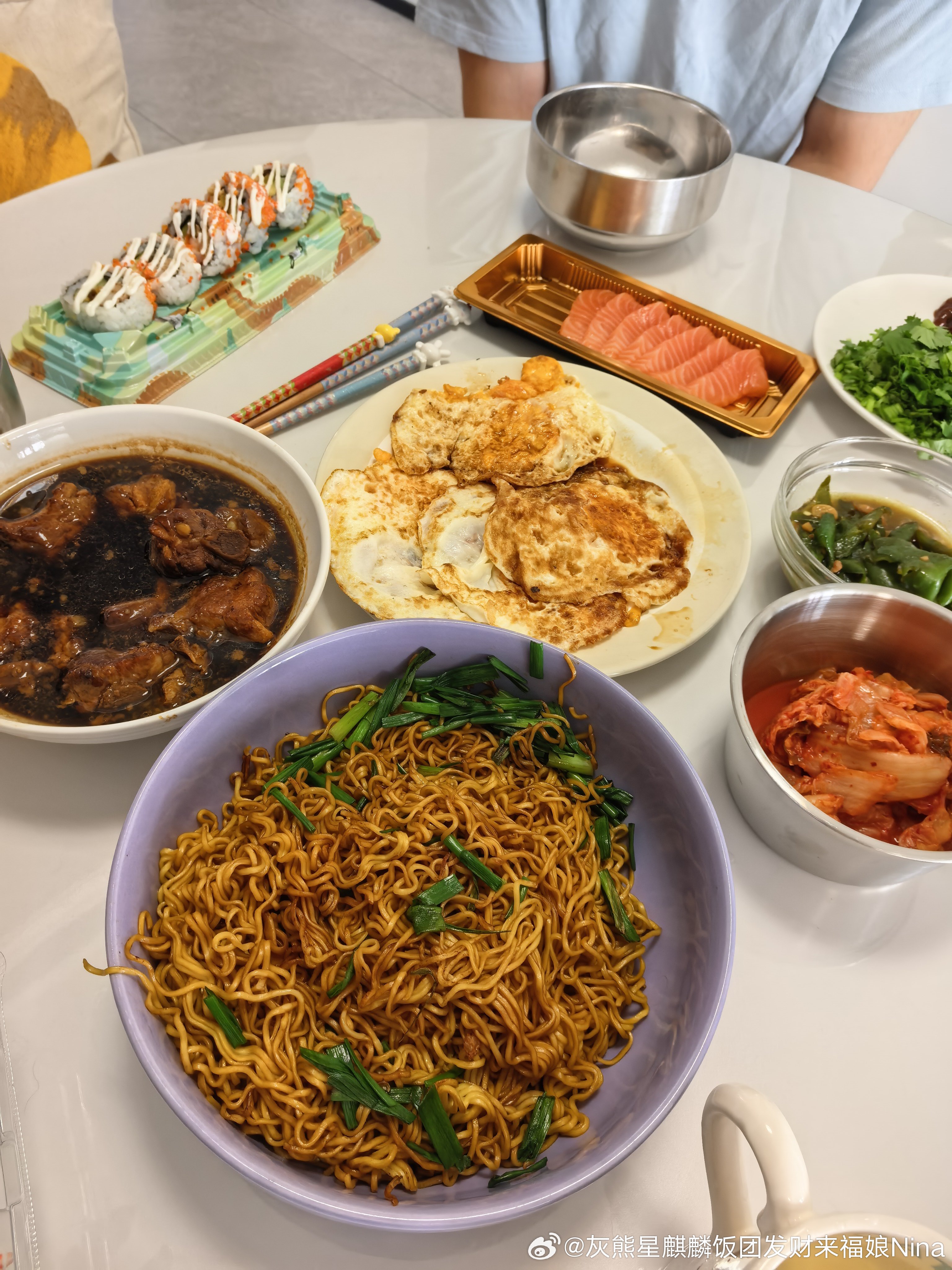 今天有寿司🍣有炒面[比心]午饭要积极​​​