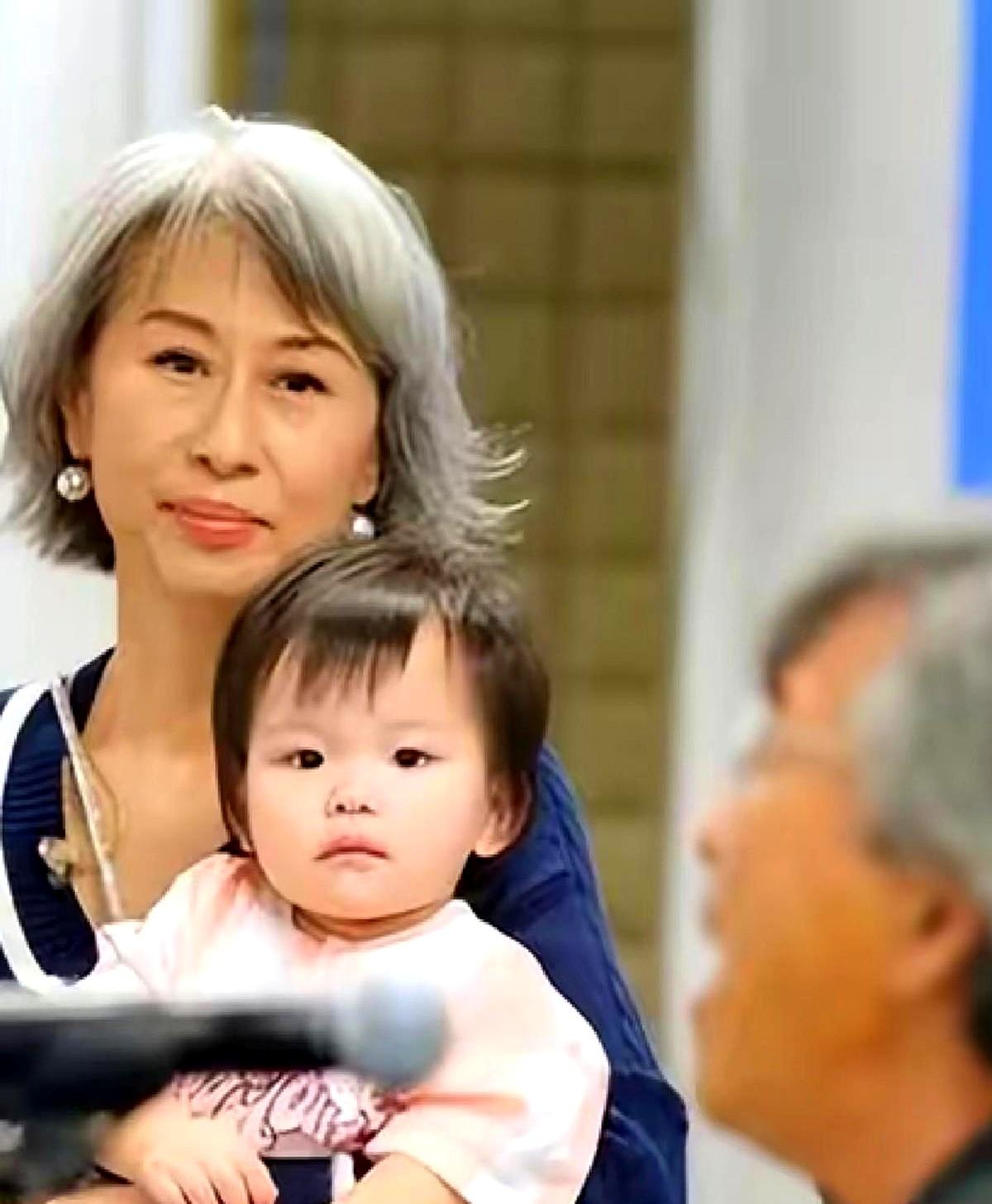 叶倩文35岁那年嫁给林子祥，后来一直没生孩子，外人总觉得她这辈子大概就这样了。
