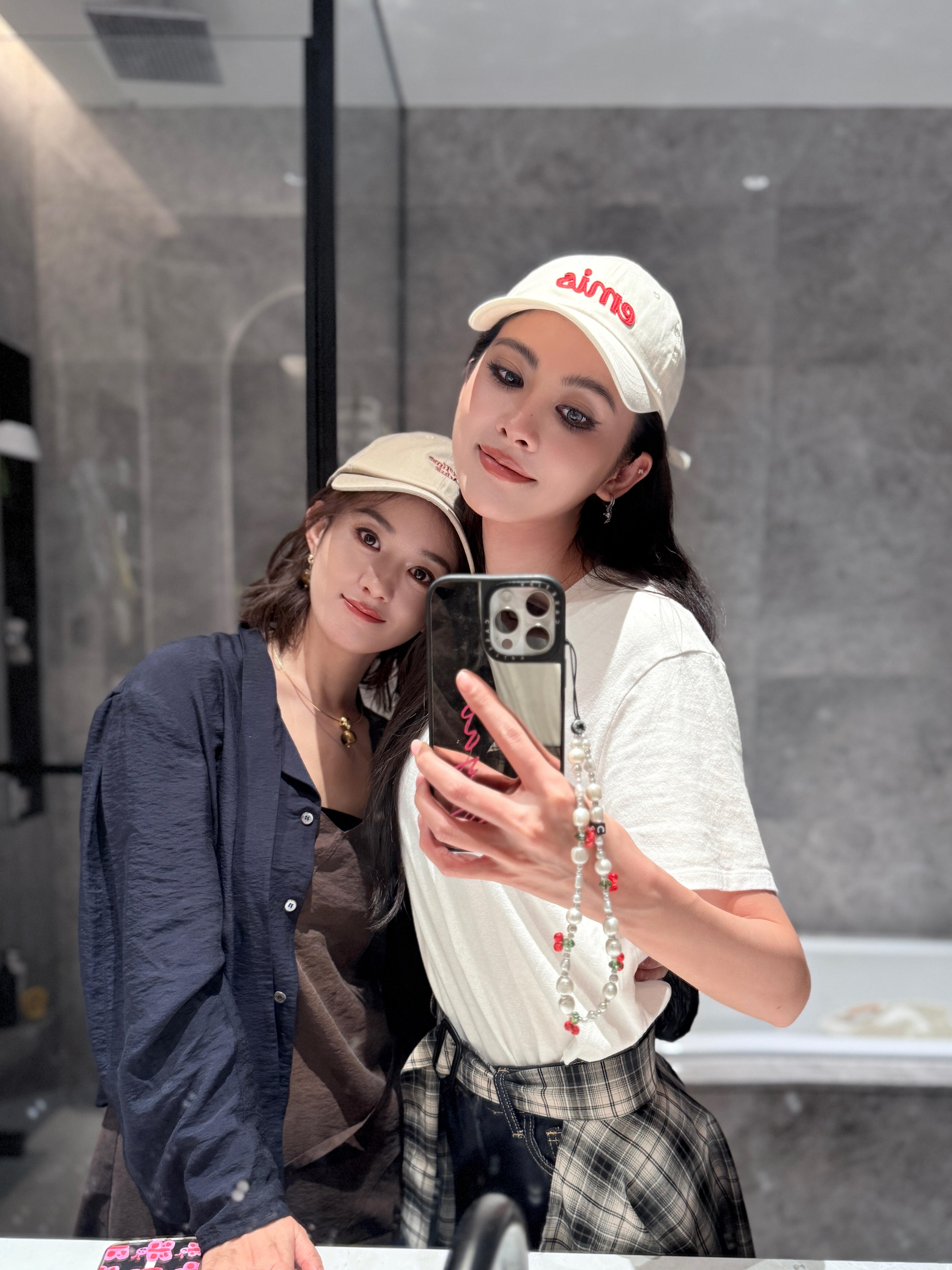 赵丽颖你要我微信靠我肩膀不🥹🥹🥹赵丽颖靠在王伊瑶肩上小鸟依人​​​