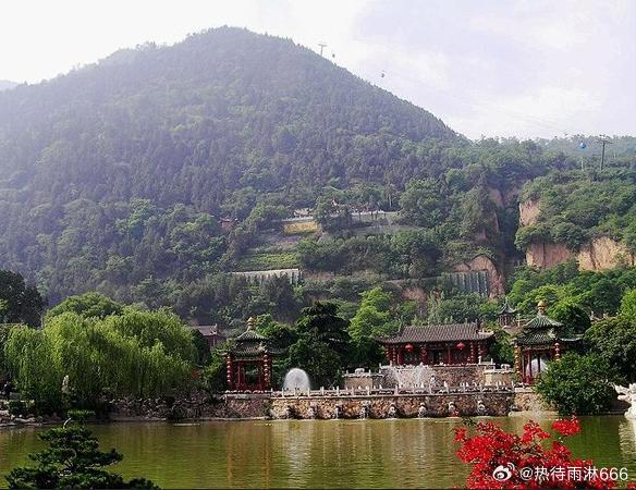 【骊山】骊山位于陕西省西安市临潼区，是秦岭北侧的一个支脉，东西绵延20余公里，最