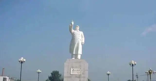 1968年8月，中国当时最大的毛主席雕塑落成！许将军批示，把这尊毛主席像拿到南京