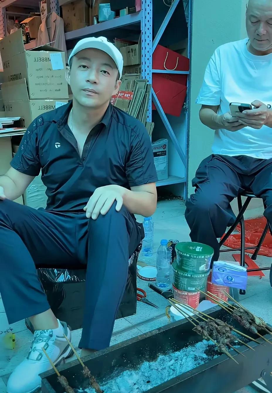 四十四岁的汪小菲，这样子真的在同龄人中算是帅气的，没有油腻感，身材不走样。