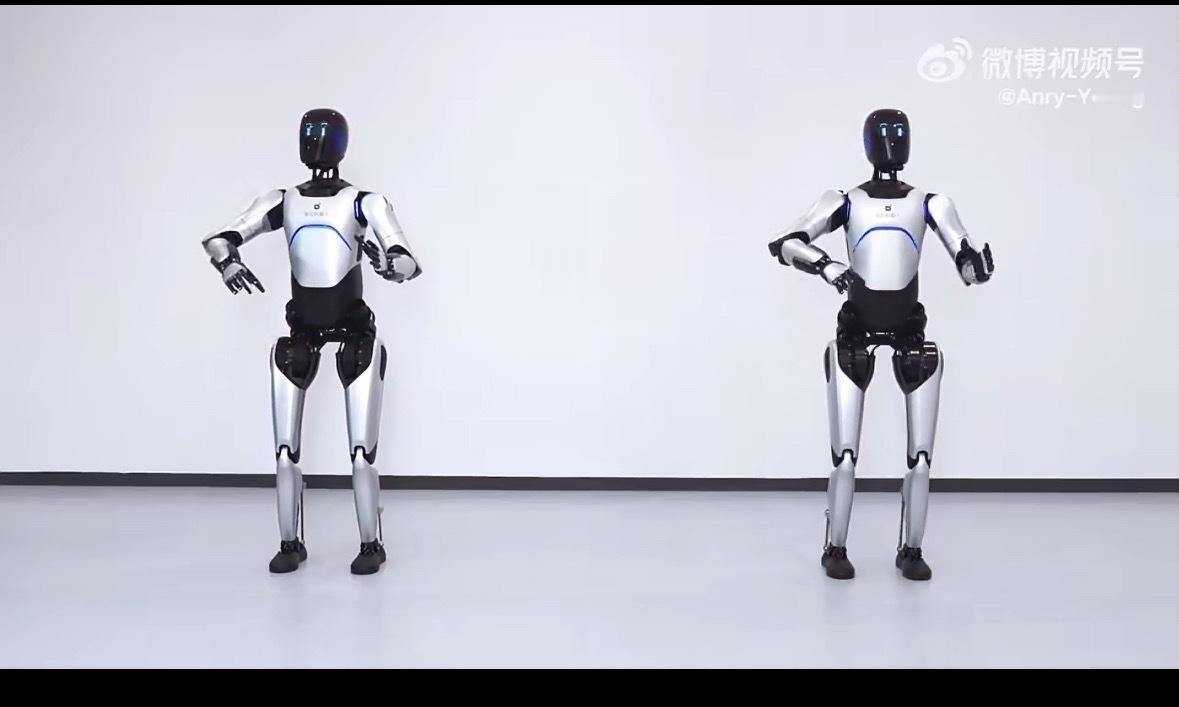 好家伙，再发展下去，明星都要失业了京东机器人京东跨晚走秀彩排机器人猛整活