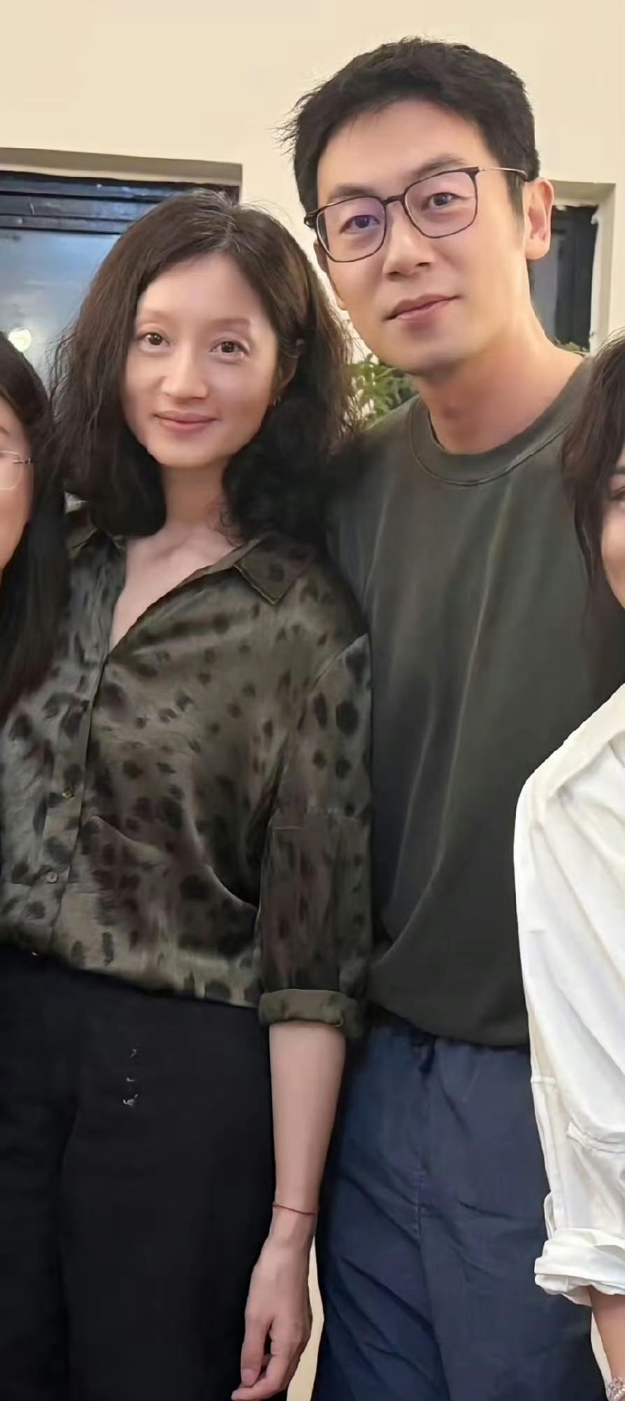 朱亚文：怎么又翻出老照片了？那时候的你，头发都懒得吹，也太随性了。沈佳妮：