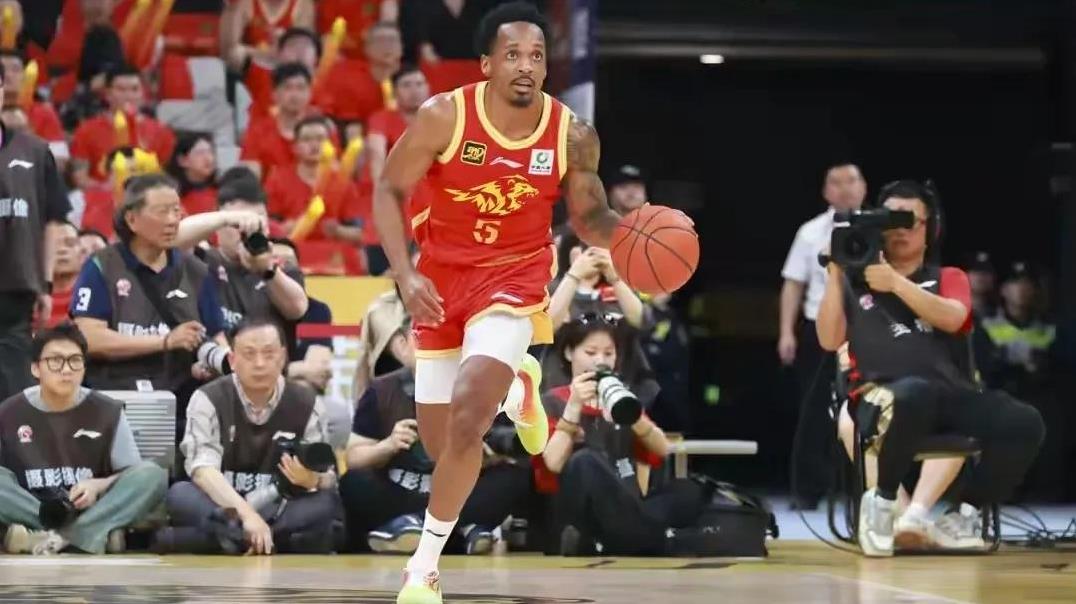 说的太对了，40分钟的比赛完全沦为2V2！刚刚结束的CBA揭幕战广厦对阵山西的