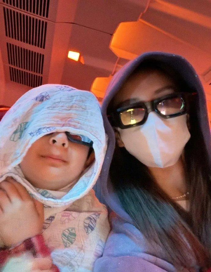 baby杨颖与白百何同日晒娃，似想借萌娃引流量，又隐隐藏着不想孩子被过度关注的小