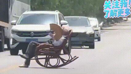 果然，老登就是老登啊。4月26日中午12点，在陕西咸阳秦都区马庄，一名男子惬意