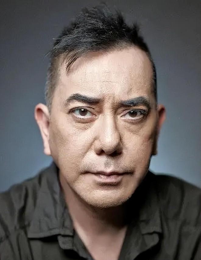 黄秋生的身世非常曲折，他是一位中英混血儿，也是父亲一段不为人知的婚外情下的“私生