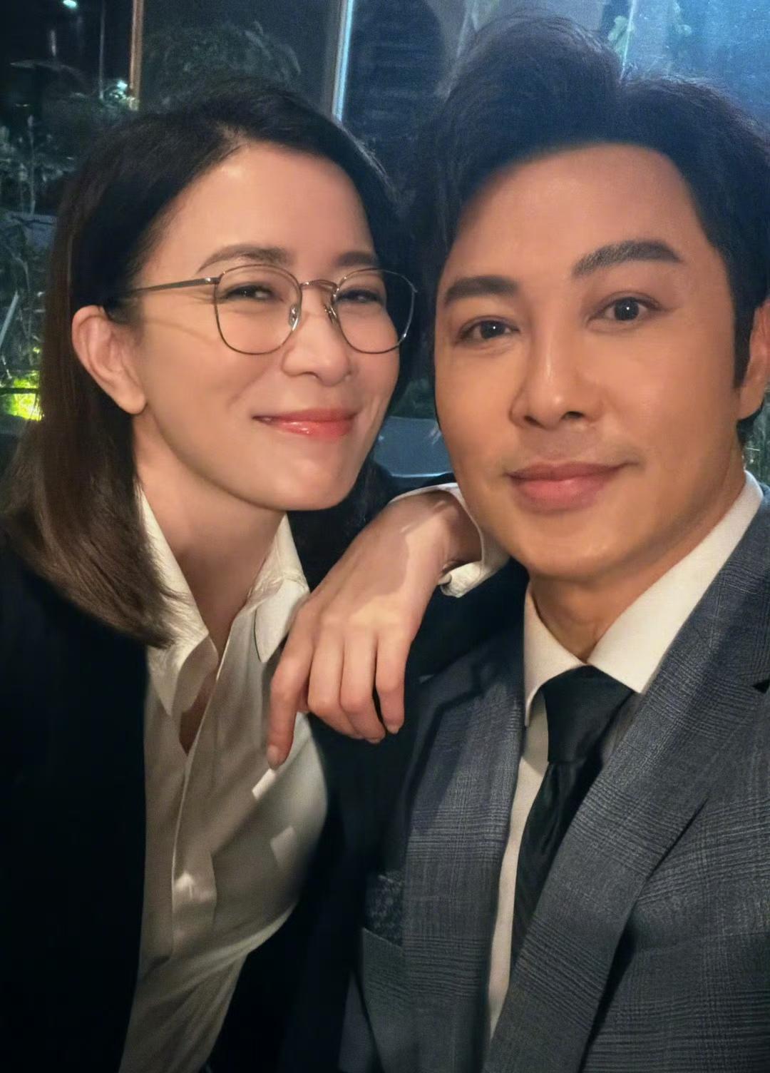 今天下午佘诗曼发文说：拍完一個戲再重遇戲中角色，十分美好～@譚耀文@馬貫東