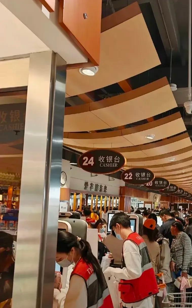 我姐在胖东来干了一个月，拿了1万1的工资。家里人都挺高兴，但我发现，让她整个人变