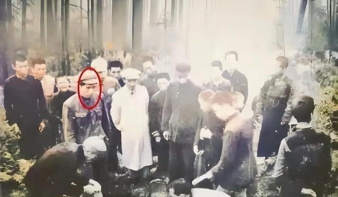 1930年11月14日，杨开慧在生命的最后时刻，搂着三个年幼的孩子，留下了一句让