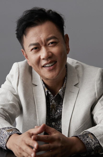 一次，冯嘉怡去一个剧组拍戏，导演发愁剧组没钱没办法在豪华酒店拍戏，便向冯嘉怡发牢