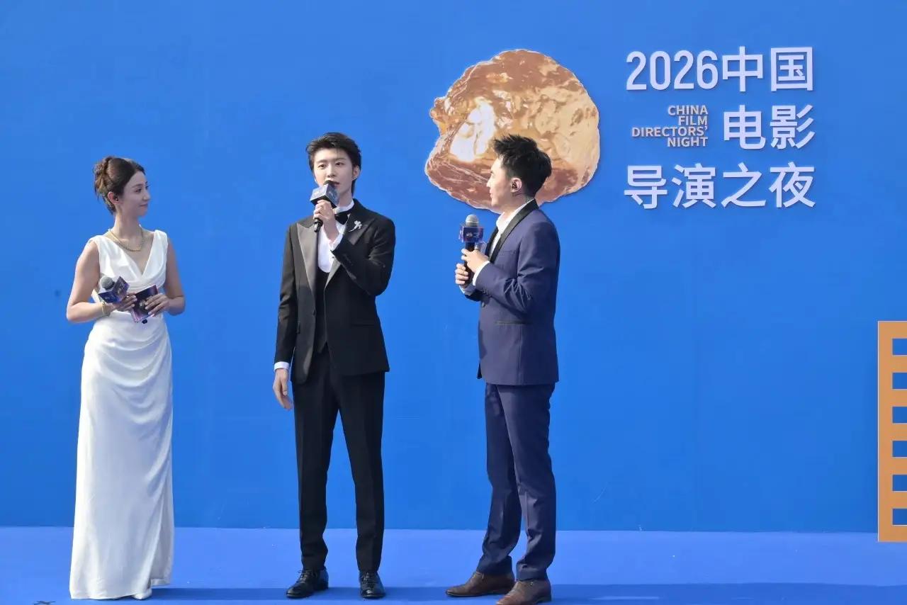 中国现在还有导演吗？还弄个“导演之夜”，互相捧臭脚玩。中国的影视看似是导
