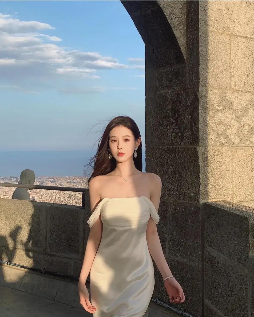 阳光下的优雅时光，裙摆随风飘扬，感受海风拂面的温柔。