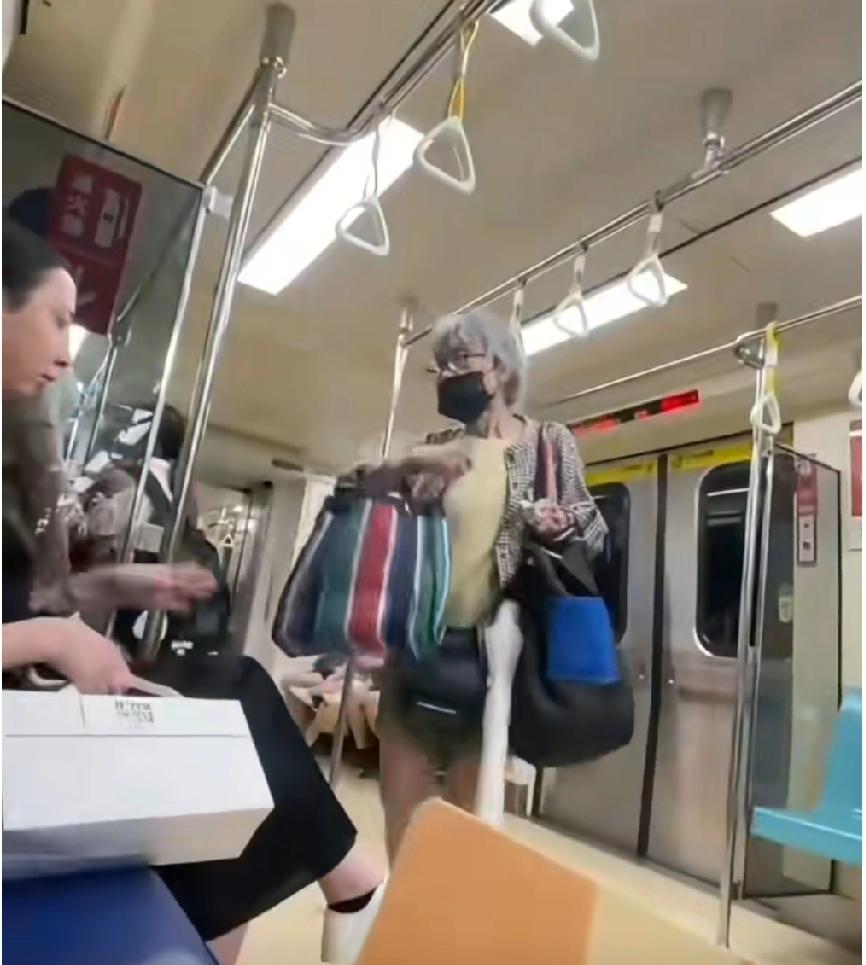 地铁上有很多空的座位，可这位老人偏偏想坐地铁上的爱心座位，于是老人拿着包包驱赶座
