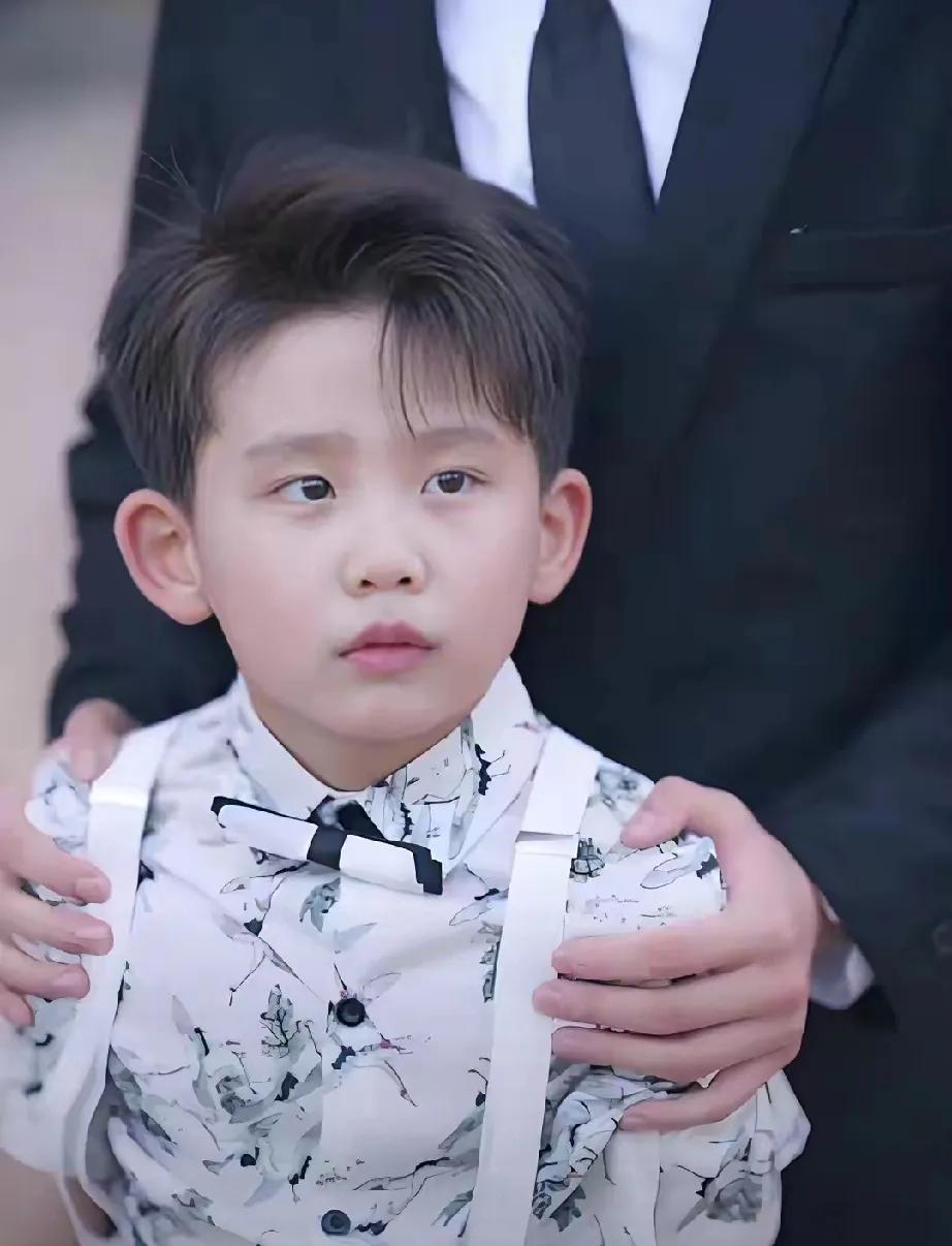 家人们谁懂啊！王子文儿子近照曝光，直接帅到让人认不出！才12岁的小家伙，却意外展