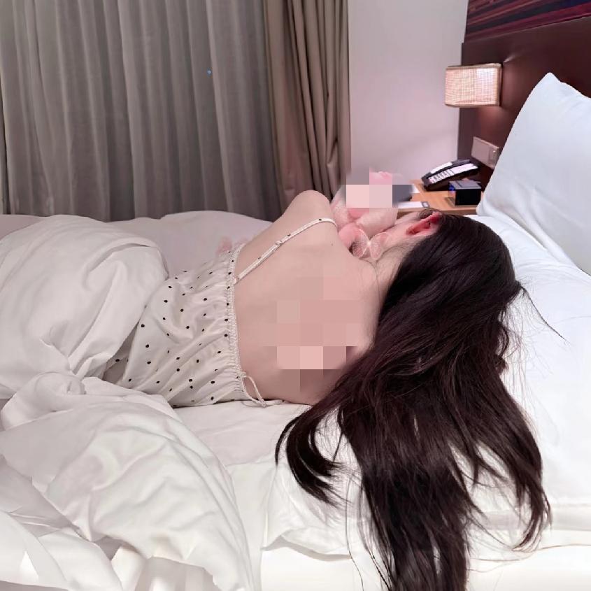 男子去宾馆开房准备pc女孩刚推门进来他先直愣愣问“你哪人？叫啥？多大？把