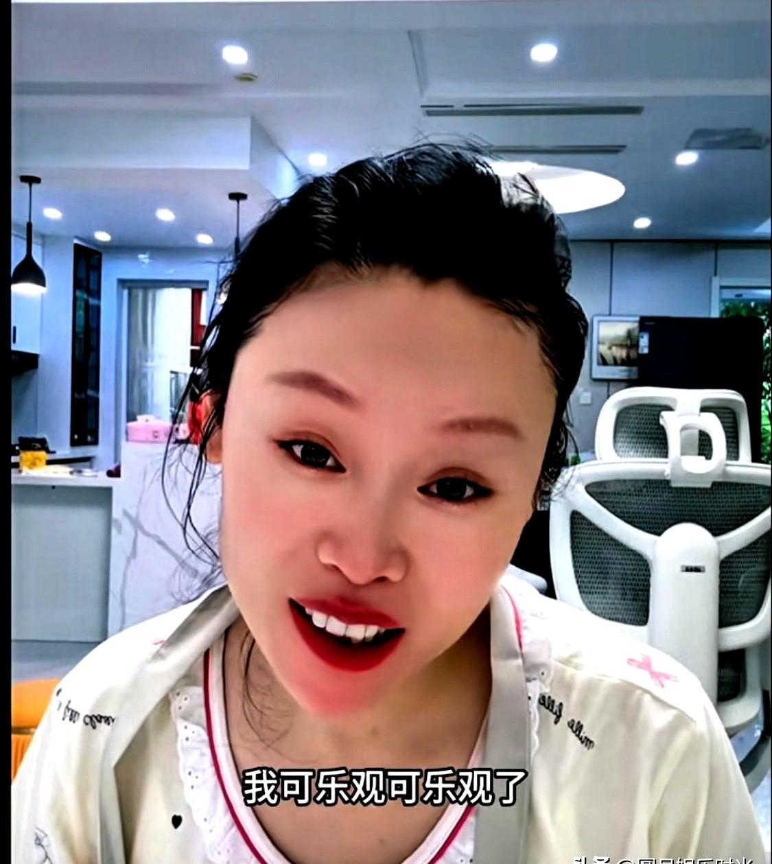 草帽姐从北京看病回来，跟粉丝唠嗑的时候还是那副乐呵呵的样儿。她说大夫跟她讲“