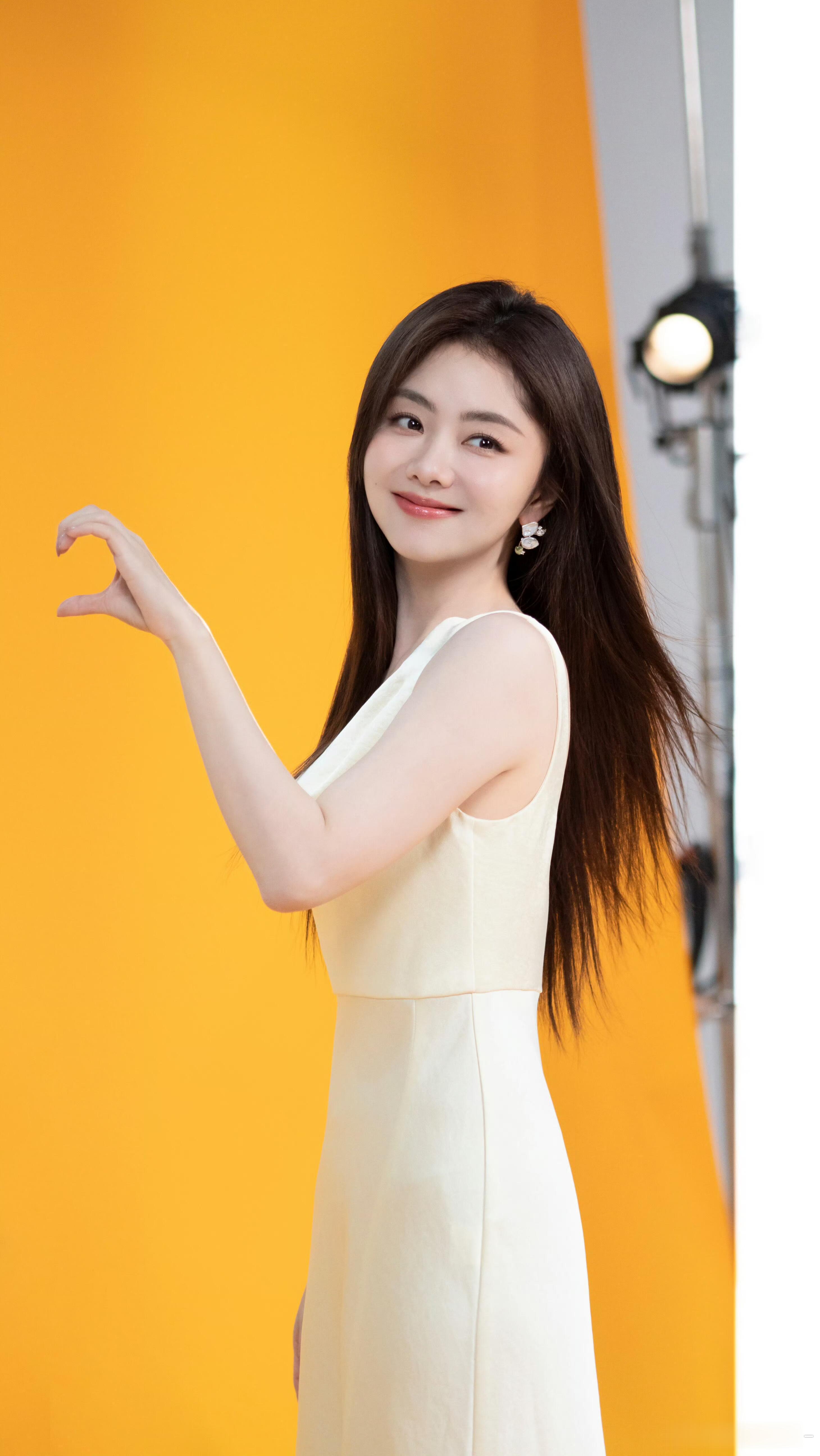谭松韵看过来的这一瞬间谭松韵和我对视了谭松韵新剧路透杀疯了！检察官造型也太适配了