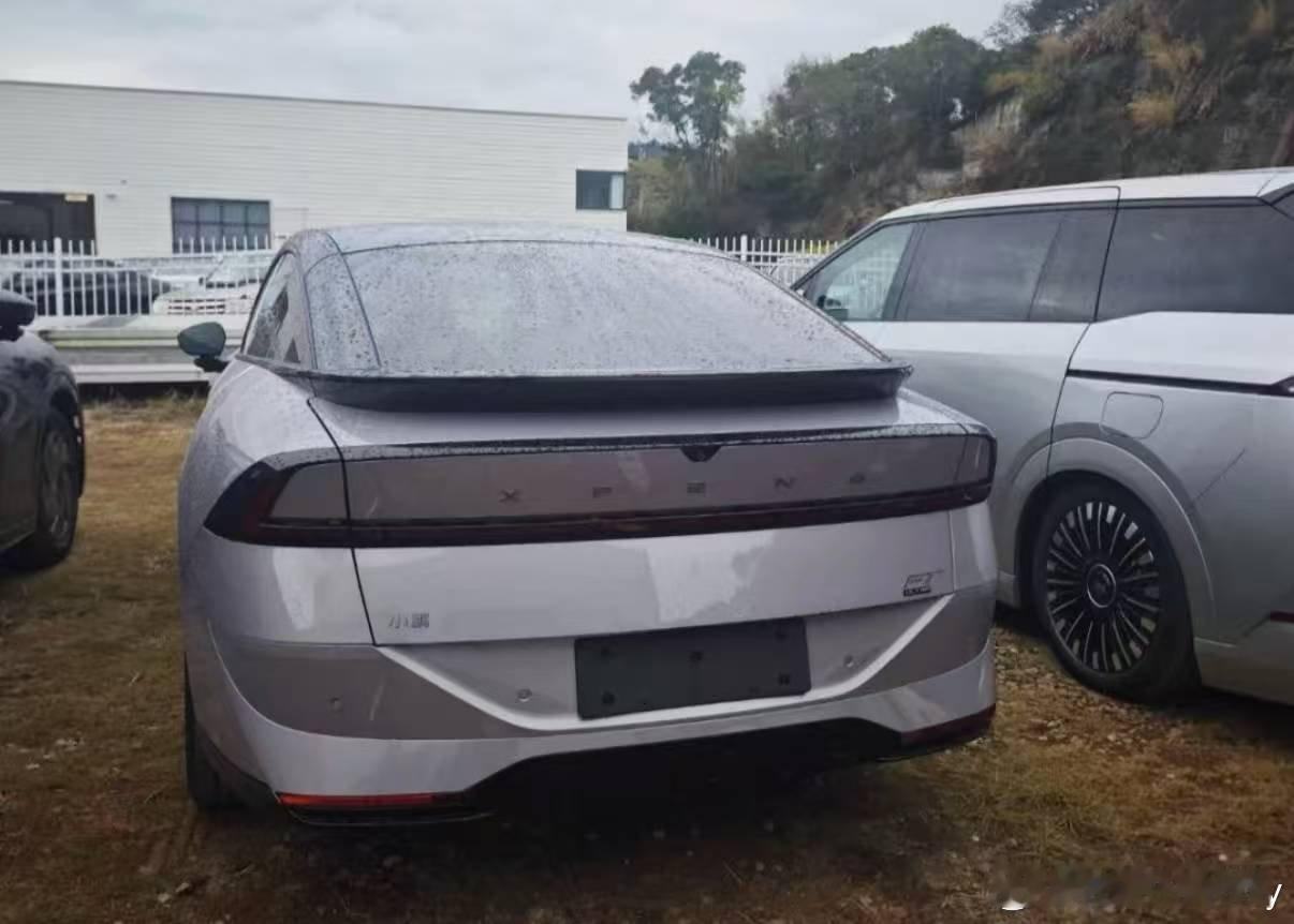 一车双能，可油可电。超级增程版，综合续航里程将达到1550公里，纯电版也拥有72