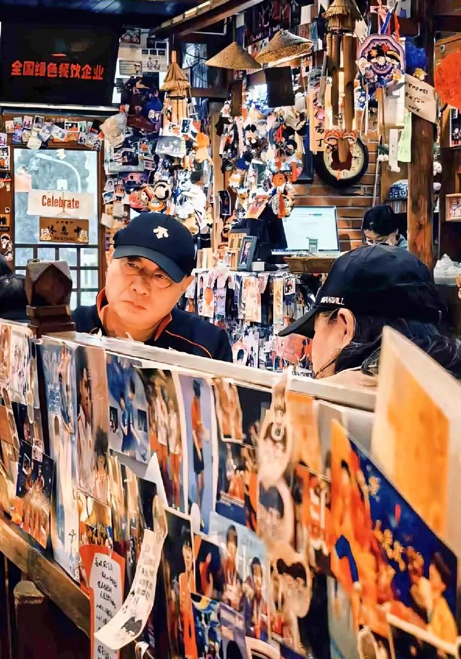 小杨也去玉桥打卡了，还特意拍了照片，估计是拍给他家老孙看的。有球迷在玉桥