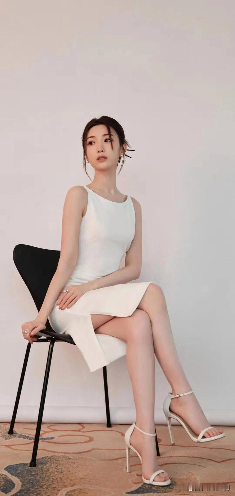 金发丸子头配复古长裙，安安静静站在展柜前看画，路人生图里连半分疲态都找不到，说她