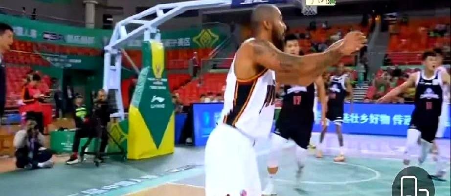 吉林这外援摩尔也太炸了吧！首秀直接把NBL亚军长沙勇胜打蒙圈了！现在网上吵翻