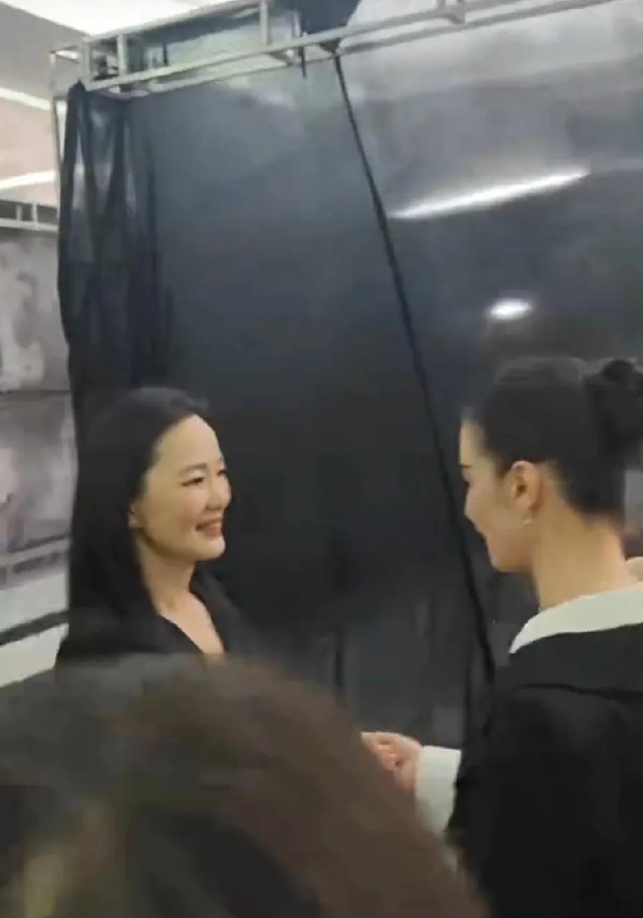 2025导演之夜，宋佳与咏梅以甄嬛和沈眉庄的同款礼姿相见，瞬间恍若时空交错。女性