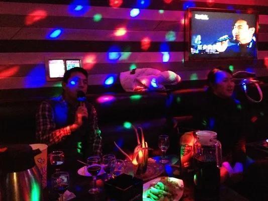 上海浦东，两名男子通过陌陌认识一女孩，后于深夜23时相约一起去酒吧喝酒，女孩喝醉