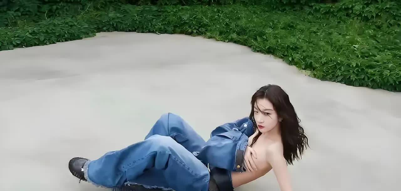 周冬雨说实话虽然年仅三十岁了看起来还像是一个没有发育好的小孩[笑着哭]