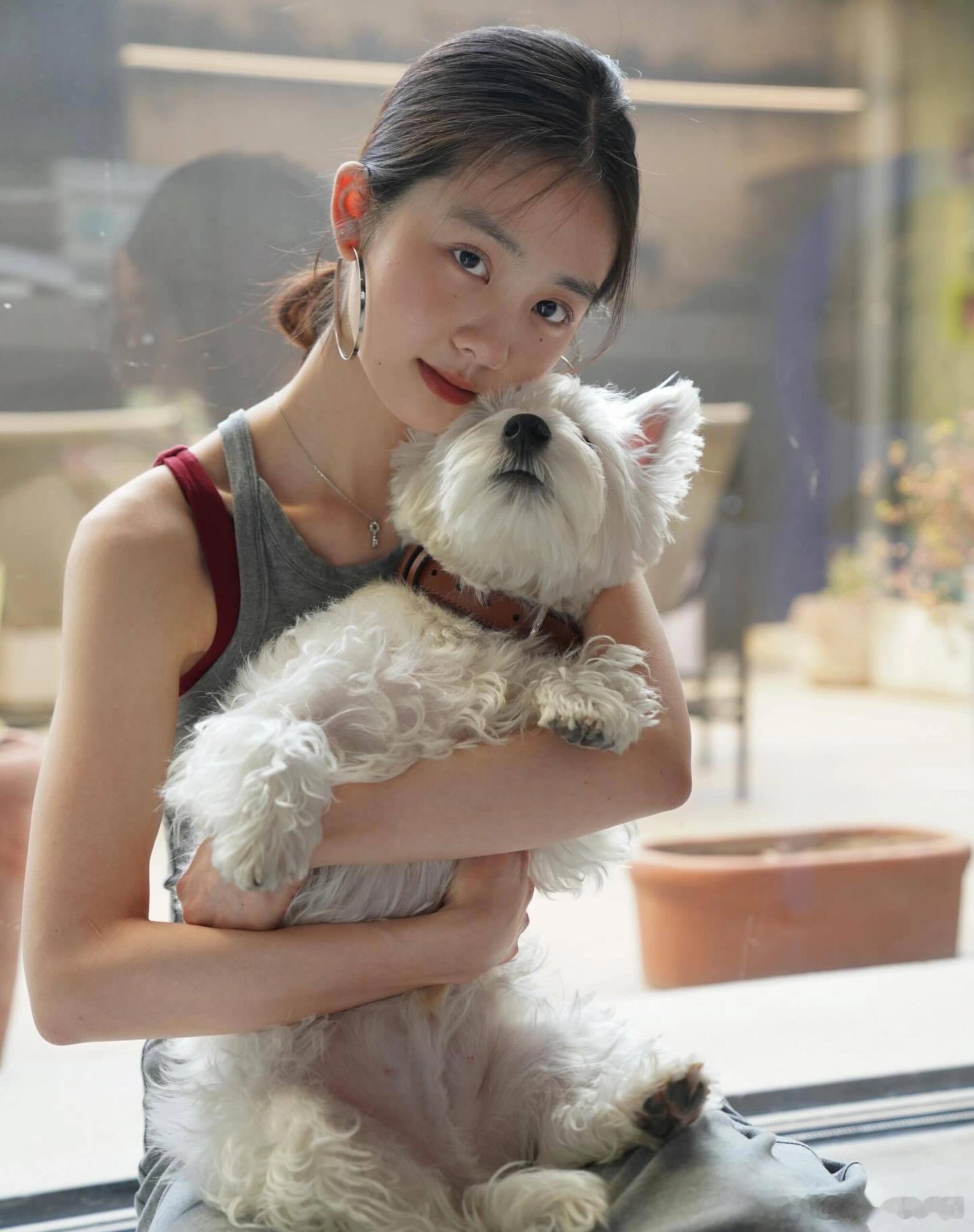 黄多多 小孩穿大人衣服黄多多这张脸配上成熟清冷的气质，真有种小孩偷穿大人衣服的反