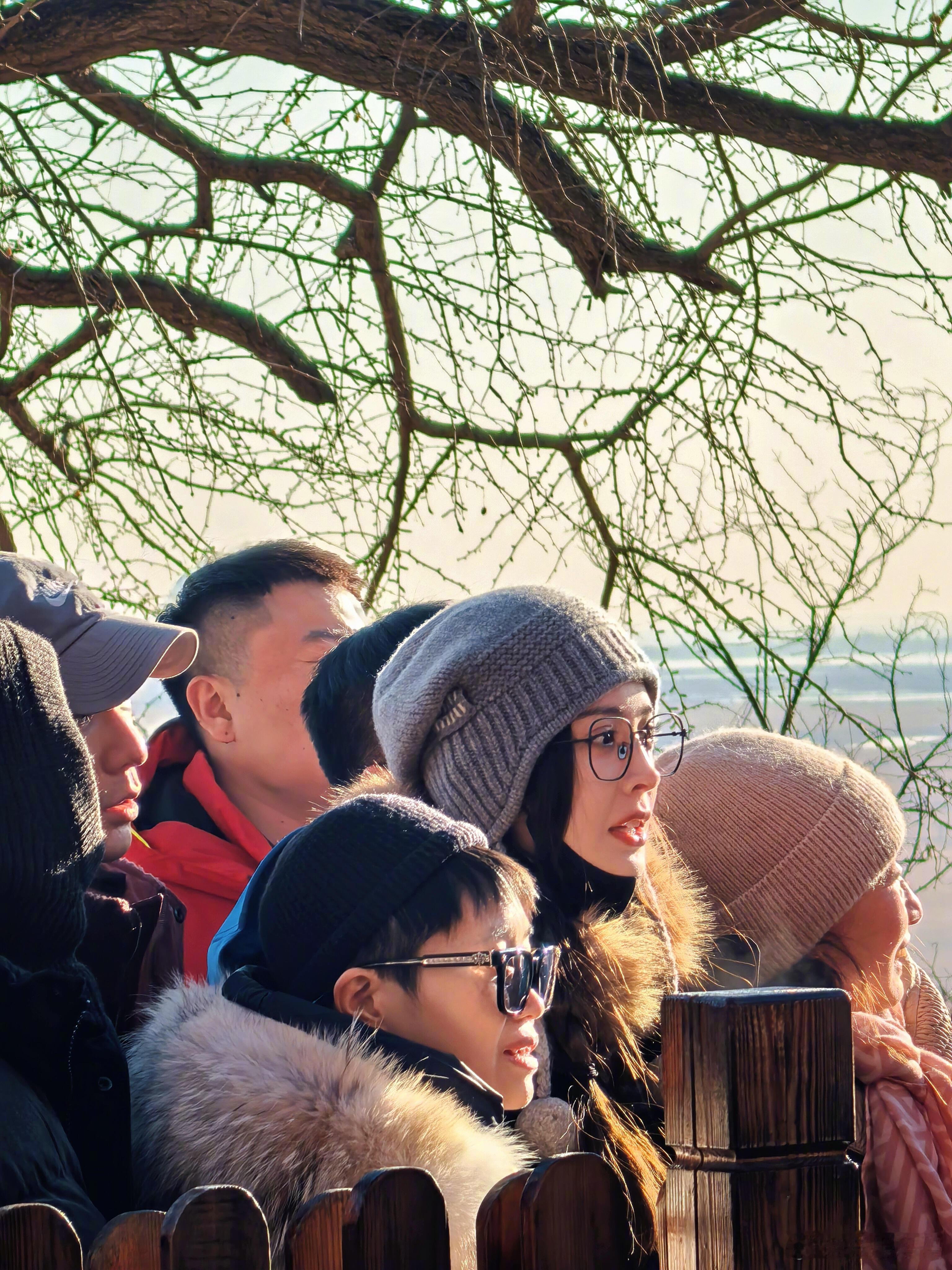 网友大孤山偶遇古力娜扎，此女私下素颜状态随手一拍也是美得突出