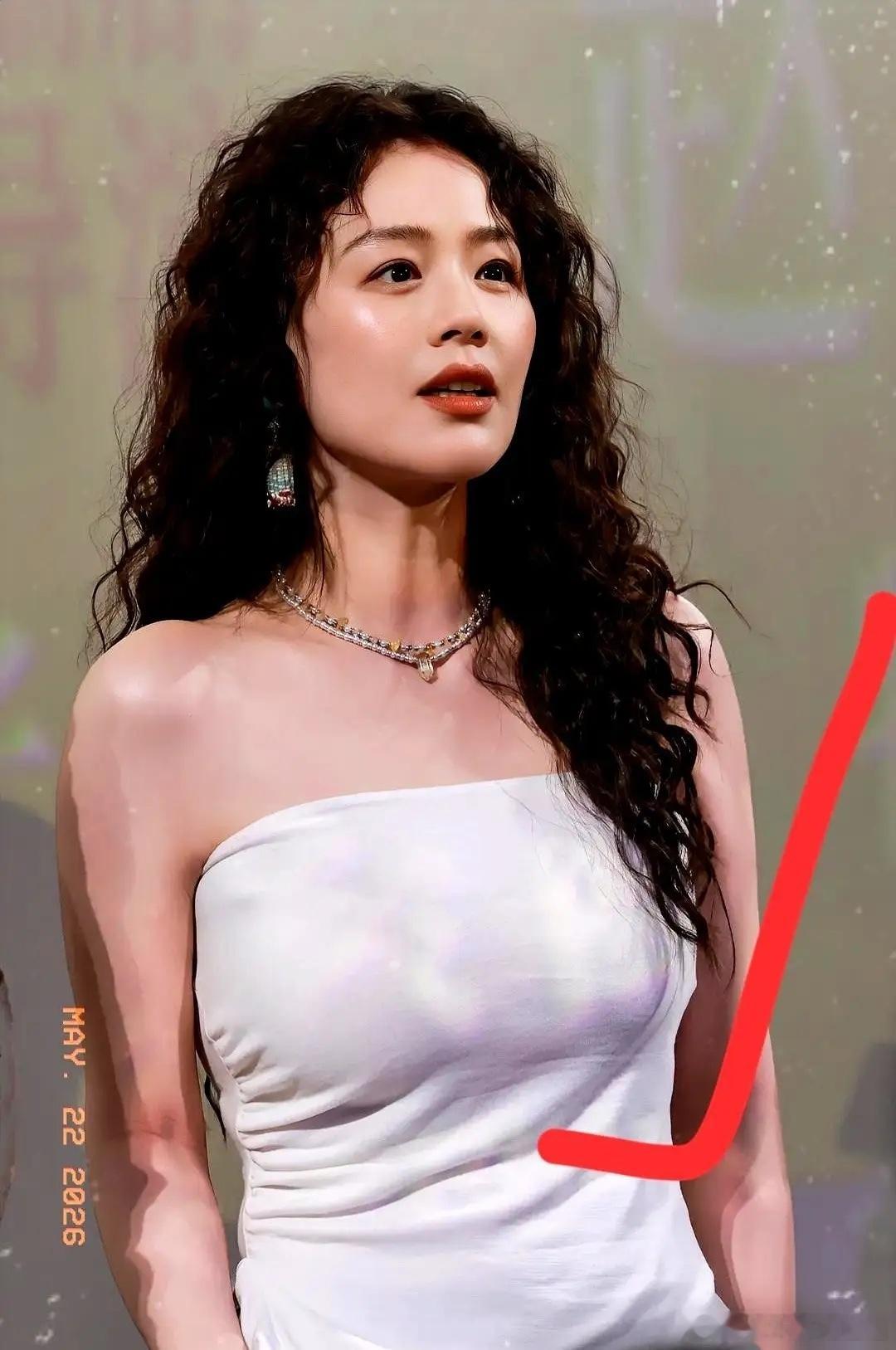 马思纯这事儿，有点意思。38岁，再次官宣单身。但这次，她脸上一点急的意思都看不见