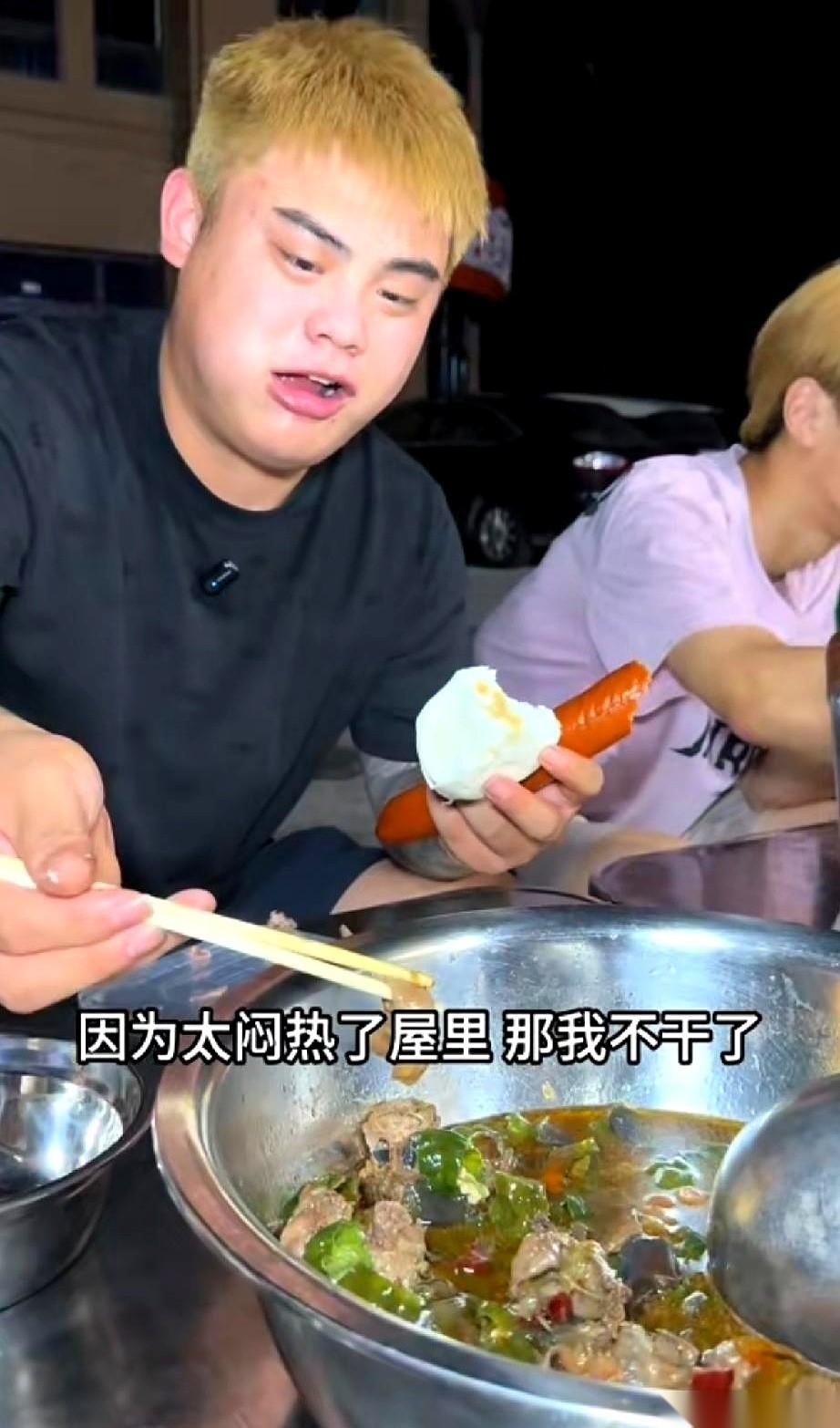 十二个人，一只鸡。眼睁睁看着他的筷子，在锅里搅来搅去，跟个雷达似的，精准锁定每
