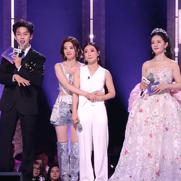 唐艺昕抱上陶昕然就不撒手了瓜6抱上安小鸟就不撒手了，一整个套娃模式get，喜欢看