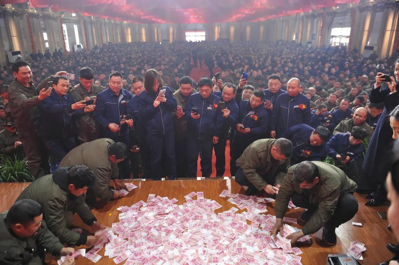 河南矿山发钱的财务总监郭玉梅，全网都在怜惜她，其实她根本无需同情。中秋发钱现场，
