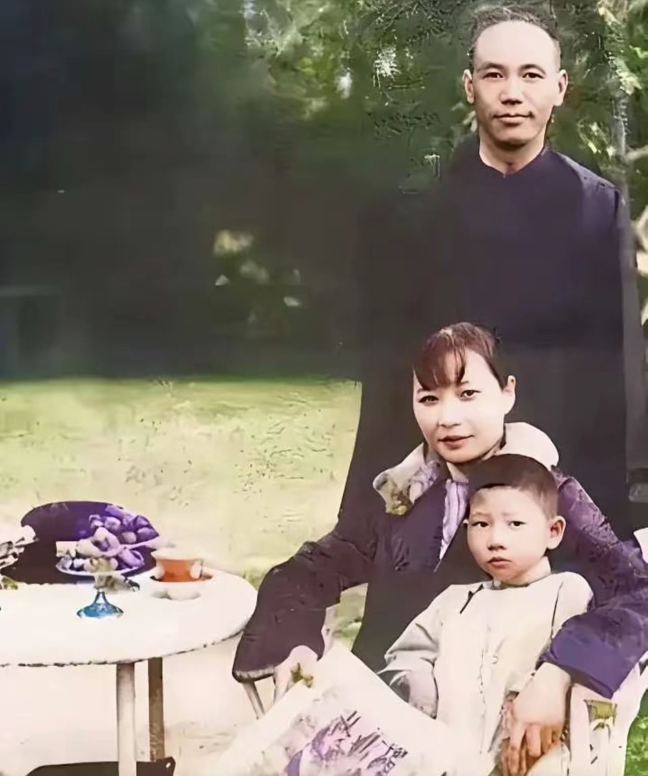 很多人以为蒋介石宋美龄的最早同框，是1927年轰动全国的结婚照，其实根本不是。这