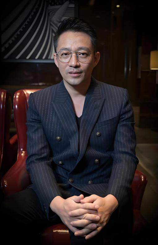 再看下汪小菲的四柱八字：1981年6月27日出生于北京，根据其六亲信息以及履历，