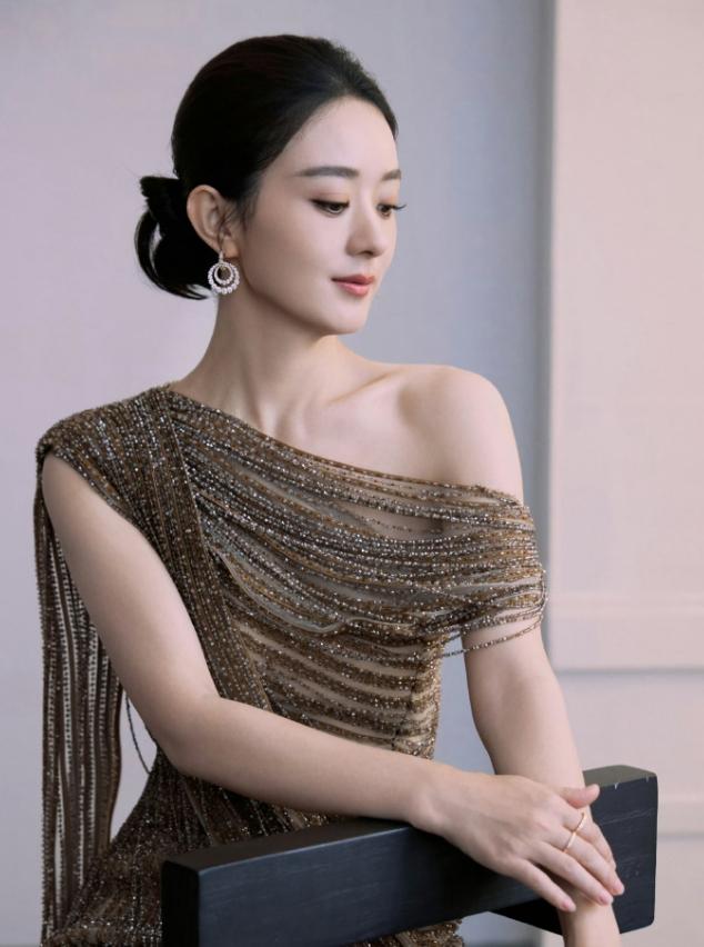 赵丽颖超强长尾效应！赵丽颖这两年很幸运，尤其是今年，满打满算出来工作不到5天时