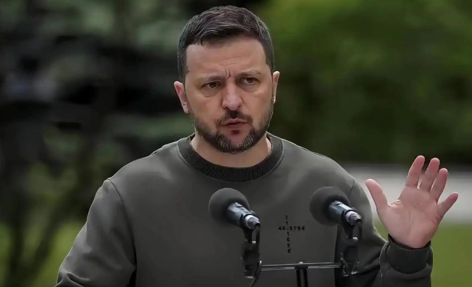 泽连斯基现在连装都不装了。以前他去欧洲，是求人。穿着军绿色T恤站在各国议会里