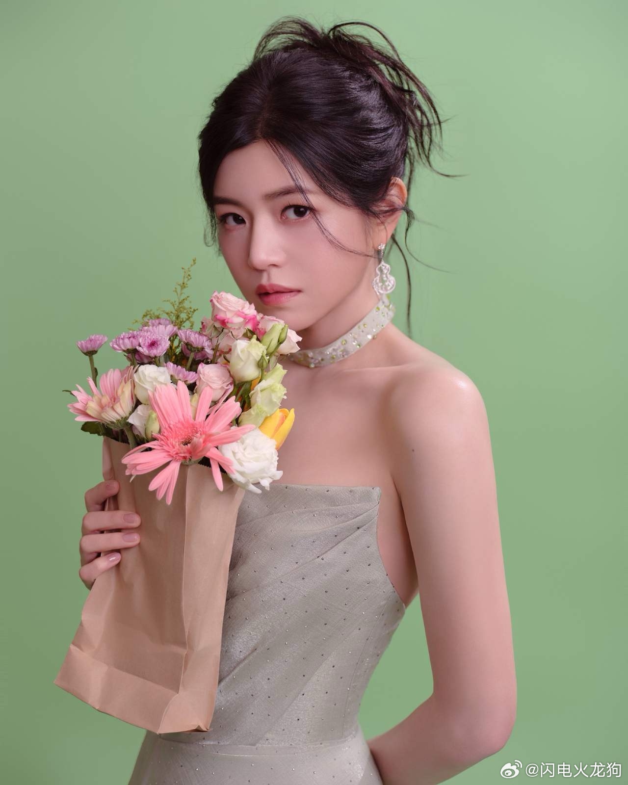 离婚后的陈妍希活成了一朵盛开的花事业越来越好，人气越来越高。看过她的采访的都知