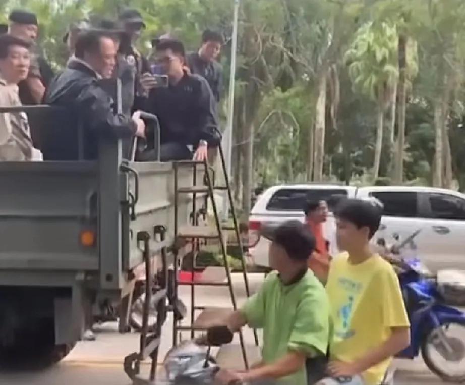 泰总理阿努廷又引民愤！他去视察灾区，却一直坐在车上不下去，官员为了配合其拍摄，还